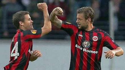 Abklatschen mal anders. Marco Russ (rechts) bejubelt sein Tor zum zwischenzeitlichen 2:0. 