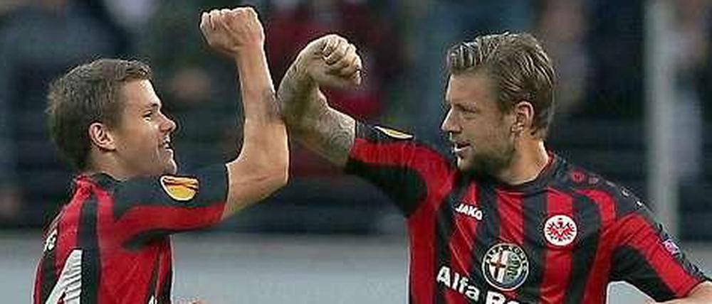 Abklatschen mal anders. Marco Russ (rechts) bejubelt sein Tor zum zwischenzeitlichen 2:0. 
