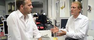 Tagesspiegel-Chefredakteur Stephan-Andreas Casdorff (rechts) antwortet auf Newsroom-Leiter Lutz Haverkamp