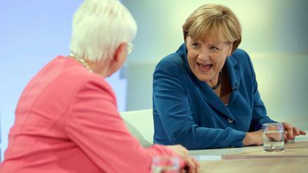 Kur mal die Contenance verlor Bundeskanzlerin Angela Merkel (r.) vorm Start der "Berliner Runde" bei ARD und ZDF im Gespräch mit Unionskollegin Gerda Hasselfeldt. 