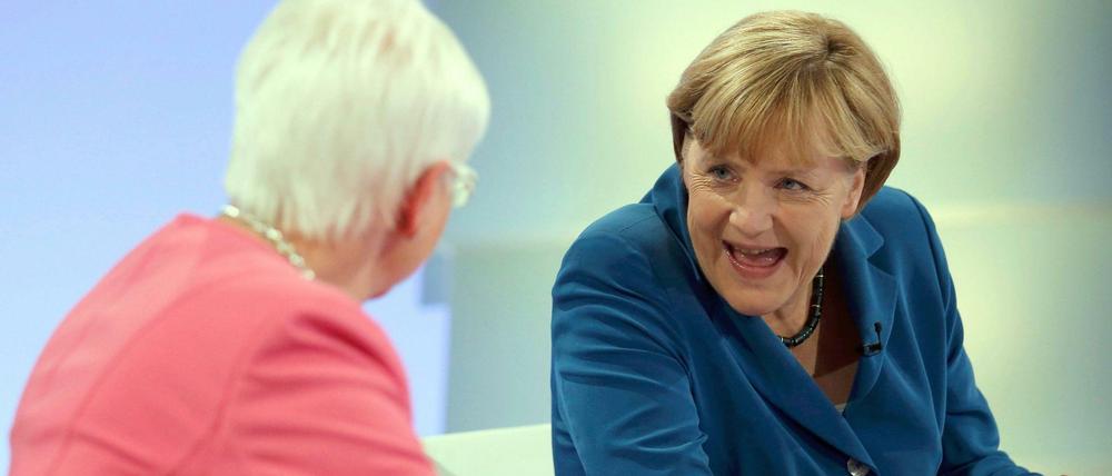 Kur mal die Contenance verlor Bundeskanzlerin Angela Merkel (r.) vorm Start der "Berliner Runde" bei ARD und ZDF im Gespräch mit Unionskollegin Gerda Hasselfeldt. 