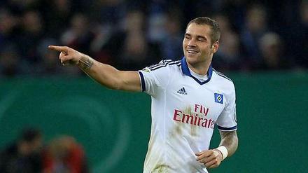 Trainer, da vorne bin ich am stärksten! Pierre-Michel Lasogga deutet nach seinem Siegtor im Pokal dem neuen HSV-Trainer Bert van Marwijk an, wo er gerne spielen würde.
