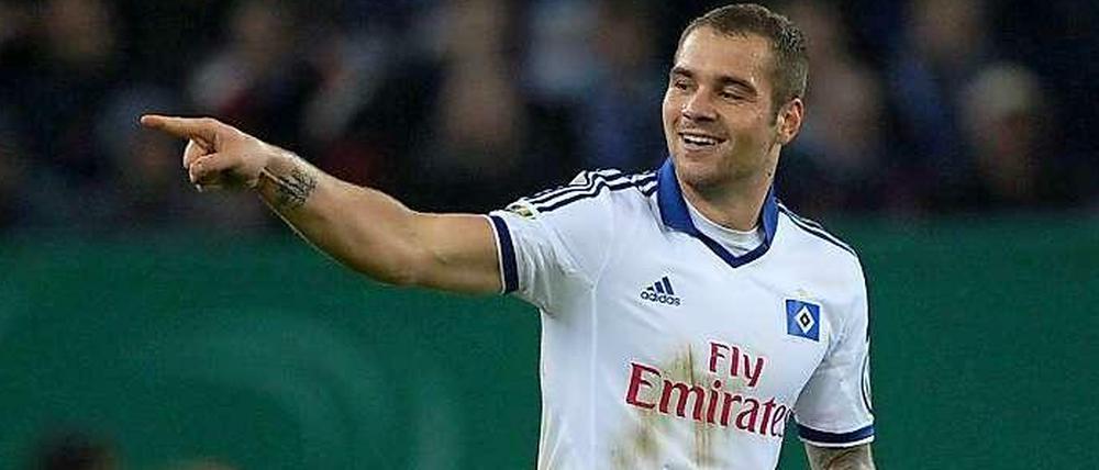 Trainer, da vorne bin ich am stärksten! Pierre-Michel Lasogga deutet nach seinem Siegtor im Pokal dem neuen HSV-Trainer Bert van Marwijk an, wo er gerne spielen würde.
