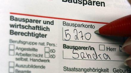 Kleiner Trick, großes Geld. Damit die vereinbarte Sparsumme möglichst rasch erreicht wird, rechnen Bausparkassen vereinbarte Boni schon vor ihrer Fälligkeit dem Sparguthaben zu.