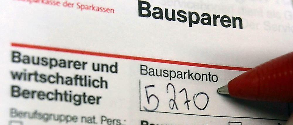 Kleiner Trick, großes Geld. Damit die vereinbarte Sparsumme möglichst rasch erreicht wird, rechnen Bausparkassen vereinbarte Boni schon vor ihrer Fälligkeit dem Sparguthaben zu.