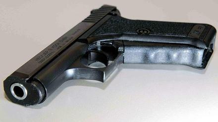 Dienst mit Waffe. Sechs Menschen hat die Polizei in den vergangenen fünf Jahren in Berlin erschossen. Insgesamt griffen die Berliner Beamten 551 Mal zur Dienstpistole.