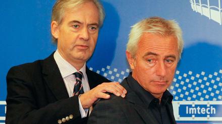 Der neue HSV Trainer Bert van Marwijk (rechts) mit dem Vorstandschef Carl-Edgar Jarchow.