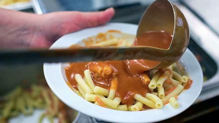 Kann's ein bisschen appetitlich sein? Beim Schulessen geht es künftig auch um die optischen Qualitäten. Außerdem sollen die Kinder erfahren, was sie essen: "Spaghetti bolognese" reicht als Angabe nicht mehr. Es muss auch erläutert werden, welches Fleisch drin ist.. 