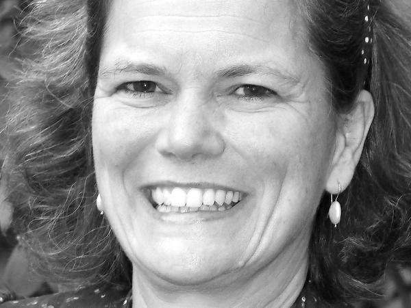 Die Autorin Katrin Sachs ist 45 Jahre, Betriebswirtin und lebt seit 2006 mit ihrer Familie in Dahlem.