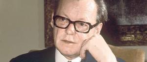 Gelb-rote Zeiten. Willy Brandt 1971 an seinem Schreibtisch in Bonn. Foto: picture alliance