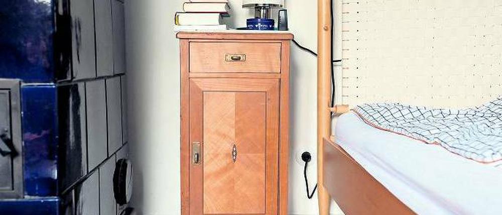 Ein Nachttisch, der von geistiger Erbauung und kosmetischer Körperpflege zeugt.