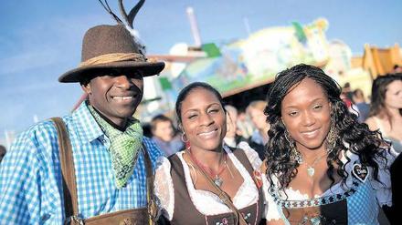 Amerikaner auf dem Münchner Oktoberfest. Dirndl und Lederhosen gibt es inzwischen auf Flughäfen zu kaufen. 