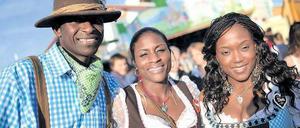 Amerikaner auf dem Münchner Oktoberfest. Dirndl und Lederhosen gibt es inzwischen auf Flughäfen zu kaufen. 