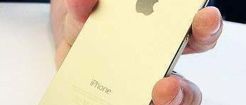 Selten und begehrt. Das iPhone in seiner goldfarbenen Version. Foto: AFP