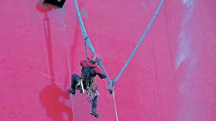 Ein Greenpeace-Aktivist entert die Bohrplattform des russischen Energiekonzerns Gazprom und klettert die Steilwand hoch. Er und seine Mitstreiter wurden anschließend von russischen Kampfschwimmern gefangen genommen. 