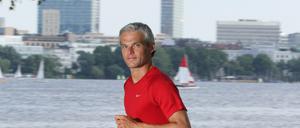 Hier noch an der Alster, am Sonntag beim Berlin-Marathon: Der Tagesschau-Sprecher Thorsten Schröder ist einer von vielen Prominenten, die sich beim Lauf testen wollen.