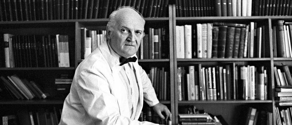 Otto Prokop, 1979, ausnahmsweise nicht im Labor. Er soll derart mit seiner Arbeit verbunden gewesen sein, dass er das Institut geradezu bewohnte.