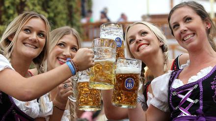 In und vor den Zelten gab es wie jedes Jahr ein hohes Dirndl-Aufkommen. 