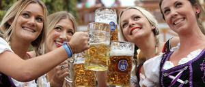 In und vor den Zelten gab es wie jedes Jahr ein hohes Dirndl-Aufkommen. 
