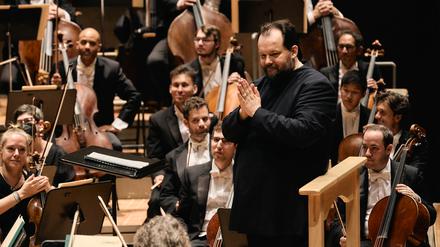 Der Dirigent Andris Nelsons und das Boston Symphony Orchestra in der Berliner Philharmonie.