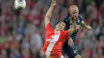 Mainz' Shinji Okazaki (l.) und der Kölner Miso Brecko im Zweikampf. Am Ende triumphiert Köln.