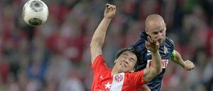Mainz' Shinji Okazaki (l.) und der Kölner Miso Brecko im Zweikampf. Am Ende triumphiert Köln.