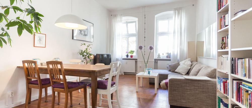 Kleines Kanzleramt. In dieser Zweiraumwohnung soll Angela Merkel früher gewohnt haben. Jetzt ist sie für 55 Euro pro Nacht zu mieten. 