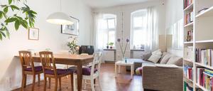 Kleines Kanzleramt. In dieser Zweiraumwohnung soll Angela Merkel früher gewohnt haben. Jetzt ist sie für 55 Euro pro Nacht zu mieten. 