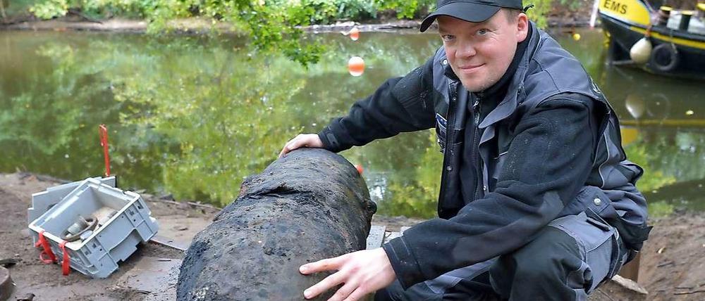 Sprengmeister Mike Schwitzke zeigt die entschärfte Weltkriegsbombe.