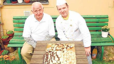 Platz eins. Bäckermeister Rainer Schwadtke (r.), Inhaber der „Dresdner Feinbäckerei“ in Köpenick, erhielt den ersten Preis. 