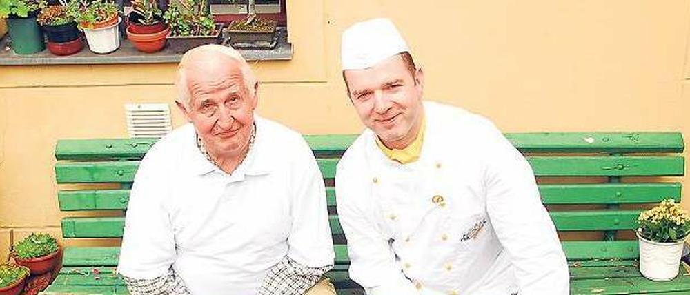 Platz eins. Bäckermeister Rainer Schwadtke (r.), Inhaber der „Dresdner Feinbäckerei“ in Köpenick, erhielt den ersten Preis.