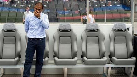 Erste Kratzer beim Halbgott: Hertha-Trainer Jos Luhukay.