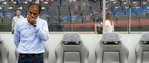 Erste Kratzer beim Halbgott: Hertha-Trainer Jos Luhukay.