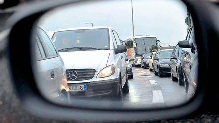 Stau im Spiegel. Diesen Blick hatten am Dienstag zehntausende Autofahrer, für die es nicht weiter ging. 