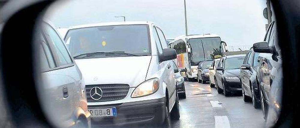 Stau im Spiegel. Diesen Blick hatten am Dienstag zehntausende Autofahrer, für die es nicht weiter ging. 