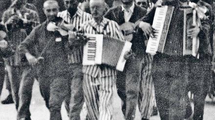 Willi Heckmann mit Akkordeon als Mitglied des Häftlingsorchesters von Mauthausen. 