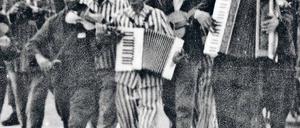 Willi Heckmann mit Akkordeon als Mitglied des Häftlingsorchesters von Mauthausen. 