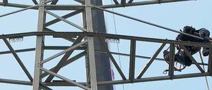 Alle mal runter vom Mast! An der Berliner Energieversorgung schrauben nicht nur Arbeiter herum, sondern auch die Politiker. 