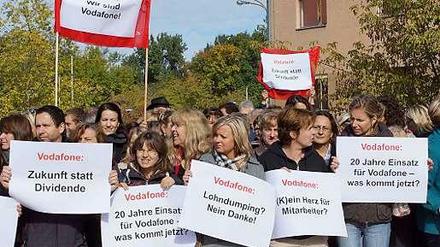 Nach der Betriebsversammlung: Die Mitarbeiter protestieren. Sie wollen bei Vodafone bleiben und nicht in eine Servicegesellschaft ausgegliedert werden. 
