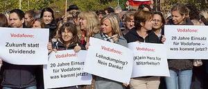 Nach der Betriebsversammlung: Die Mitarbeiter protestieren. Sie wollen bei Vodafone bleiben und nicht in eine Servicegesellschaft ausgegliedert werden. 