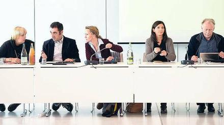 Köpfe auf den Beinen: Die Parteichefs Roth und Özdemir (links), Spitzenkandidatin Göring-Eckardt und -kandidat Trittin, dazwischen Geschäftsführerin Lemke. Foto: Sören Stache/dpa