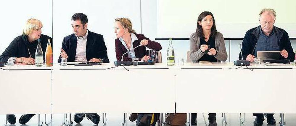 Köpfe auf den Beinen: Die Parteichefs Roth und Özdemir (links), Spitzenkandidatin Göring-Eckardt und -kandidat Trittin, dazwischen Geschäftsführerin Lemke. Foto: Sören Stache/dpa