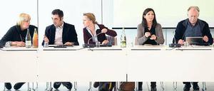 Köpfe auf den Beinen: Die Parteichefs Roth und Özdemir (links), Spitzenkandidatin Göring-Eckardt und -kandidat Trittin, dazwischen Geschäftsführerin Lemke. Foto: Sören Stache/dpa