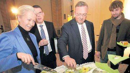Der Kuchen wird neu verteilt. Vergangenes Jahr griffen Grüne wie Claudia Hämmerling und Stefan Gelbhaar (rechts) und CDU-Politiker wie Frank Henkel und Florian Graf anlässlich des Frauentages zur Torte. Jetzt wird über eine Annäherung der Parteien diskutiert.