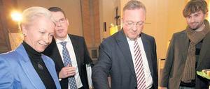 Der Kuchen wird neu verteilt. Vergangenes Jahr griffen Grüne wie Claudia Hämmerling und Stefan Gelbhaar (rechts) und CDU-Politiker wie Frank Henkel und Florian Graf anlässlich des Frauentages zur Torte. Jetzt wird über eine Annäherung der Parteien diskutiert.