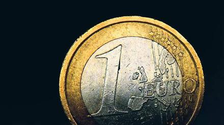 Was vom Euro bleibt. In Zeiten niedriger Zinsen wird das Ersparte eher weniger als mehr. Kein Wunder, dass sich viele Sparer im Ausland umsehen. Foto: Arno Burgi/dpa/pa