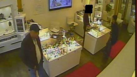 Auch dieser Mann mit Basecap gilt als tatverdächtiger Juwelendieb und wird von der Polizei gesucht.