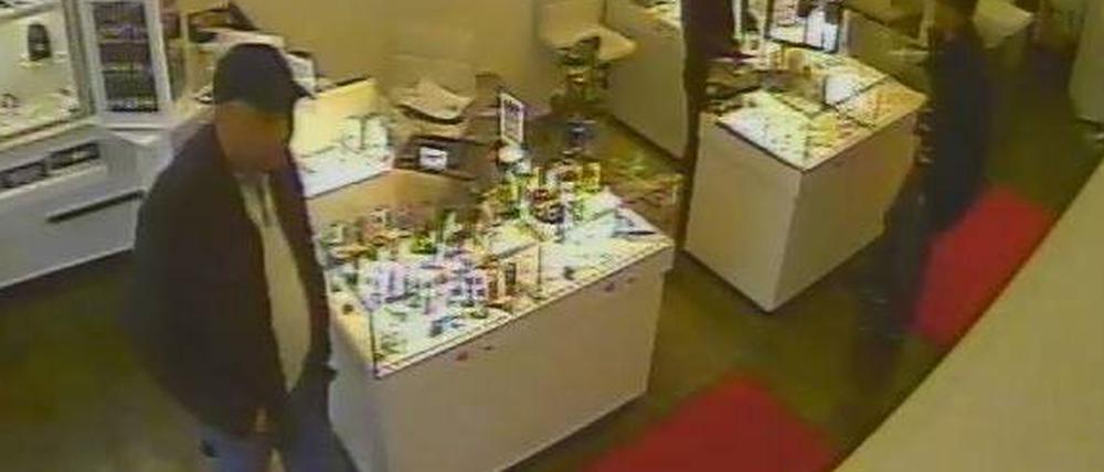 Auch dieser Mann mit Basecap gilt als tatverdächtiger Juwelendieb und wird von der Polizei gesucht.