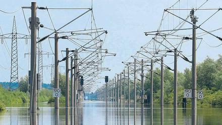 Auf der Bahnstrecke zwischen Hannover und Berlin steht auf einem fünf Kilometer langen Abschnitt das Wasser mindestens einen Meter hoch. Seit dem 10. Juni ist sie deshalb gesperrt. 