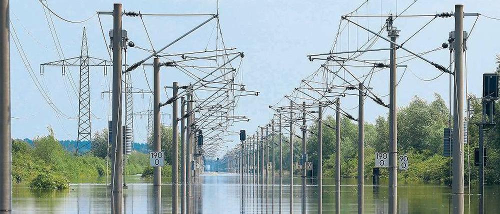 Auf der Bahnstrecke zwischen Hannover und Berlin steht auf einem fünf Kilometer langen Abschnitt das Wasser mindestens einen Meter hoch. Seit dem 10. Juni ist sie deshalb gesperrt.